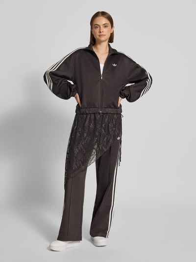 Vrouwenmodel draagt zwarte Loose Fit Sweathose uit katoenmix model '2IN1 LACE FIREBIRD' van adidas Originals, dames, volledige vooraanzicht.