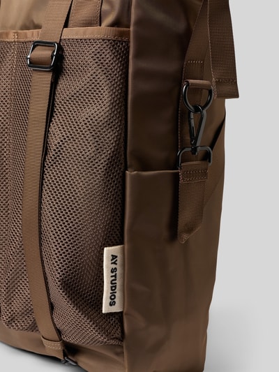 Produktfoto, brauner Rucksack mit Logo-Detail von AY STUDIOS, Netz-Taschen, Reißverschluss, verstellbare Schulterriemen, glatte und strukturierte Texturen
