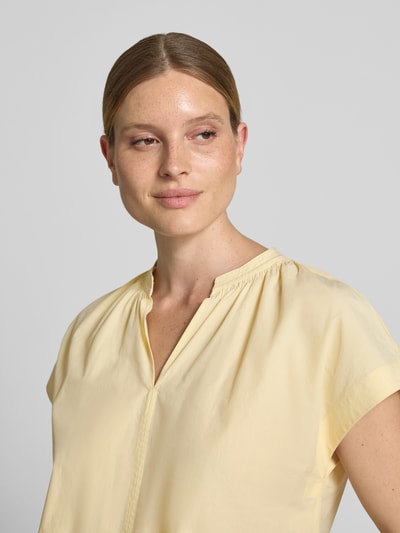 Frauenmodel trägt Blusenshirt mit Tunikakragen Modell 'Firu' von OPUS in zartem Gelb, reine Baumwolle, Straight Fit, Nahaufnahme Oberkörper.