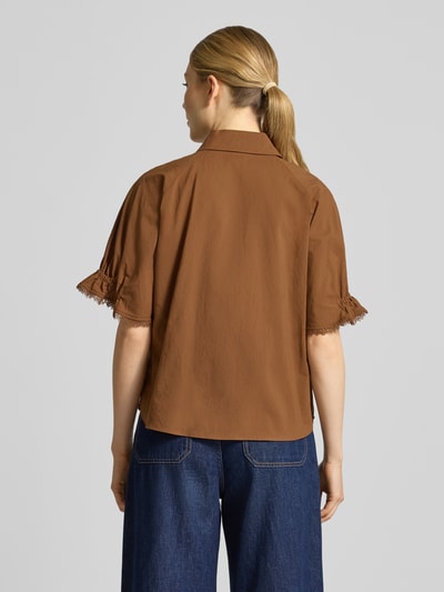 Vrouwenmodel draagt Bluse mit 1/2-Arm und Hemdblusenkragen van Luisa Cerano, puur katoen, straight fit, gerafelde zoom, ruglengte maat 36: 60 cm, mouwlengte: 29 cm, donkerbruin, afgeronde zoom, overhemdkraag, knoopsluiting, geheel te zien van achteren