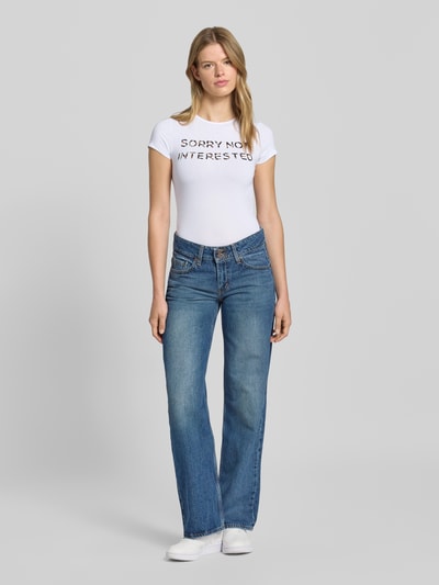 NOISY MAY® T-shirt z wyhaftowanym napisem model ‘KATINKA’ Złamany biały 1