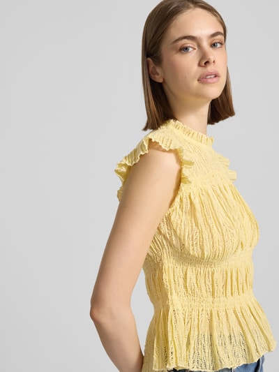 Frauenmodel trägt Slim Fit Blusentop mit Rüschenkragen Modell 'SHAILA' von Only, Optik: Unifarben, Häkel-Details, Nahaufnahme Oberkörper.