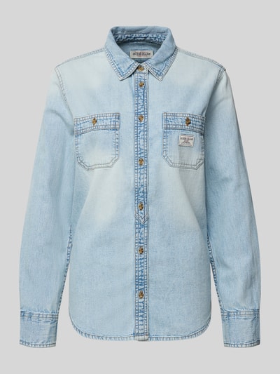 Produktfoto, Regular Fit Jeansbluse mit Brusttaschen und Label-Detail von Guess, Damen, reine Baumwolle, hellblaue Jeans-Optik, Hemdblusenkragen, lange Ärmel, goldfarbene Knopfleiste, strukturierte Oberfläche