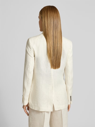 Vrouwenmodel draagt Regular Fit Longblazer uit puur linnen model 'ELOGIO' van Max Mara met krijtstreepmotief, rugsplit, all-over motieflook, reverskraag, 2-knoopsluiting, lange mouw, decoratieve knopen, klepzakken, materiaal: linnen, Ganzkörperansicht Rückansicht.