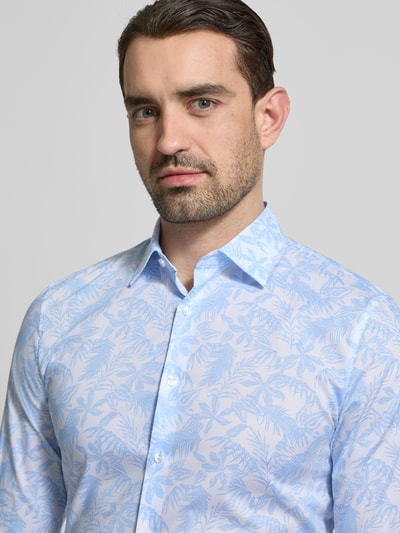 Männermodel trägt Super Slim Fit Business-Hemd im Allover-Look mit Kentkragen von OLYMP, Baumwoll-Elasthan-Mix, Nahaufnahme Oberkörper.
