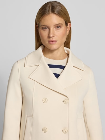Vrouwenmodel draagt Regular Fit sweatjack met viscose van s.Oliver RED LABEL in crème, reverskraag, dubbele knoopsluiting, steekzakken, sweatmateriaal. Nahaufnahme bovenlichaam.