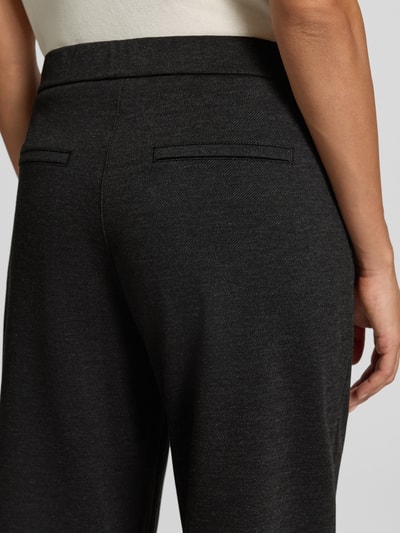 Frauenmodel trägt dunkelgraue, weit geschnittene Weite Hose mit Viskose-Anteil Modell 'Liva Jump' von ANGELS, Nahaufnahme Rückansicht, Damen Wide & Loose Fit Jeans.