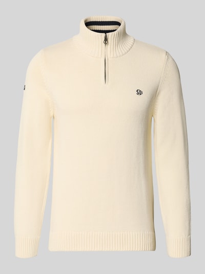 Produktfoto, Slim Fit Pullover in Strick-Optik von Superdry in Creme mit Stehkragen, Reißverschluss und Logo-Stitching, strukturierte Oberfläche