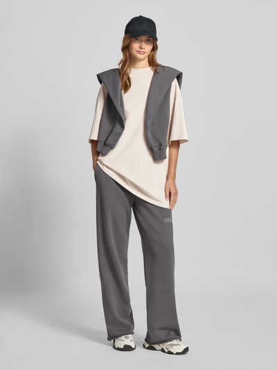 Karo Kauer Oversized T-Shirt mit Label-Print Hellgrau 1