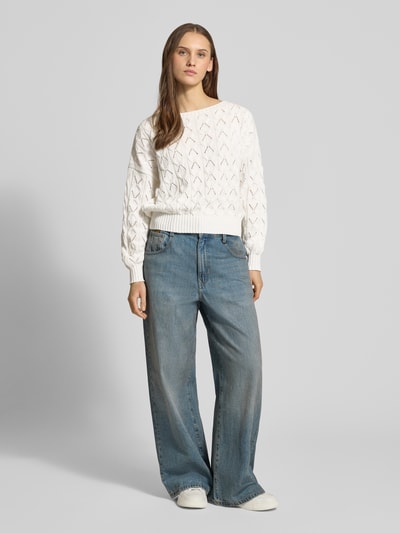 Frauenmodel trägt Relaxed Fit Pullover aus Baumwoll-Mix Modell 'BRYNN' von ONLY, Optik: Unifarben, Strick, Ganzkörperansicht von vorne.