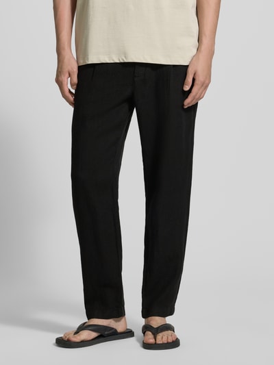 Mannenmodel draagt Tapered Fit Leinenhose mit Eingrifftaschen van MCNEAL, zwart linnen, steekzakken, paspelzakken achter, tapered fit, maat M bandwijdte 45 cm, binnenbeenlengte 76 cm, geheel vooraanzicht.