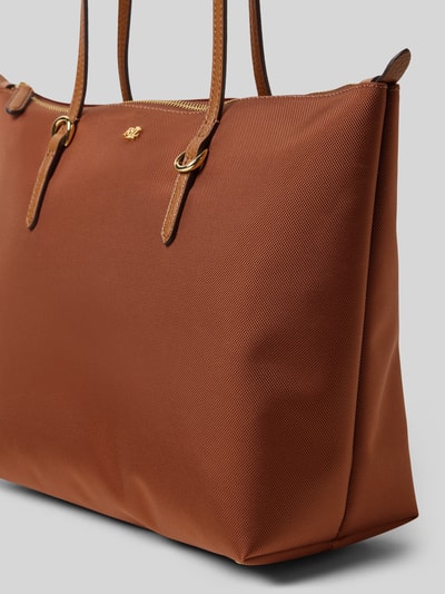 Produktfoto, Tote Bag mit Label-Applikation Modell 'KEATON' von Lauren Ralph Lauren in Braun, strukturierte Oberfläche, Tragehenkel, Hauptfach mit Reißverschluss, Maße 37x28x13 cm, Schulterriemen 54 cm.
