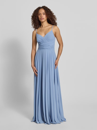Modelka kobieca nosi Abendkleid mit Drapierungen und V-Ausschnitt od Mascara w błękitnym kolorze, krój slim fit, drapowania, maksidługość, głęboki dekolt, długość tyłu w rozmiarze 36: 128 cm, szerokość w rozmiarze 36: 32 cm, widok całej sylwetki z przodu.