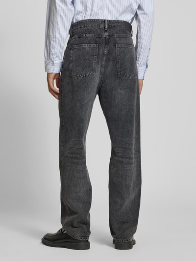 Männermodel trägt Jeans mit 5-Pocket-Design von Closed, reine Baumwolle, Relaxed Fit, schwarze Waschung, Ganzkörperansicht Rückansicht.