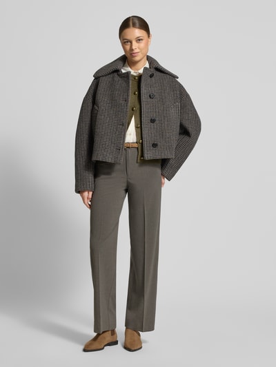 Frauenmodel trägt Straight Fit Bundfaltenhose mit Viskose-Anteil Modell 'TEXAS' von Vero Moda, Melange-Optik, Mid Waist, ohne Taschen, Ganzkörperansicht von vorne.