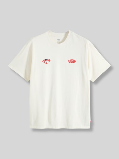 Produktfoto, weißes Relaxed Fit T-Shirt aus reiner Baumwolle von Levi's® mit roten Aufdrucken auf Brust, glatte Textur, Herren T-Shirt