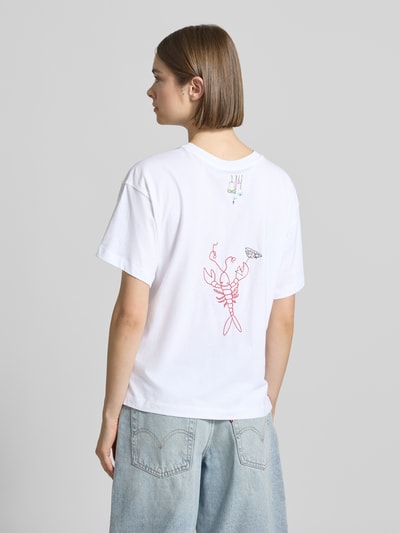 Frauenmodel trägt Damen T-Shirt von Only, Regular-Fit, Optik: Unifarben, Applikation: Lobster-Stickereien, reine Baumwolle, Ganzkörperansicht Rückansicht, Regular Fit T-Shirt aus reiner Baumwolle Modell 'EMMINA'.