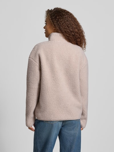 Frauenmodel trägt Relaxed Fit Teddyjacke mit Stehkragen Modell 'SAIDA' von PIECES, beige, strukturierte Oberfläche, Damen Teddy- / Webpelzjacke, Ganzkörperansicht Rückansicht.