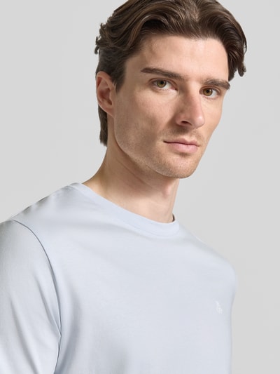 Männermodel trägt Regular Fit T-Shirt aus reiner Baumwolle von Marc O'Polo in Unifarben mit Logo-Stitching, Nahaufnahme Oberkörper.