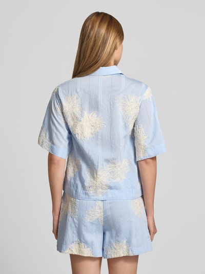 Frauenmodel trägt Regular Fit Hemdbluse aus Viskose-Mix Modell 'Kana' von YAS, florales Allover-Stitching, Rückansicht, Ganzkörperansicht.
