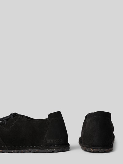 Produktfoto, Schnürschuhe aus beschichtetem Leder mit Label-Prägung Modell 'UTTI LACE' von Birkenstock, abgerundete Form, schwarze Farbe, strukturierte Sohle, Absatzhöhe 1 cm, Schafthöhe 9 cm, Schaftweite 9 cm