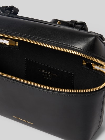 Produktfoto, Crossbody Bag aus echtem Leder von Victoria Beckham in Schwarz, Hauptfach mit Rundum-Reißverschluss, Label-Print metallic, glatte Textur, verstellbarer Schulterriemen, Dornschließe, Breite 21 cm, Länge 13 cm, Tiefe 7 cm