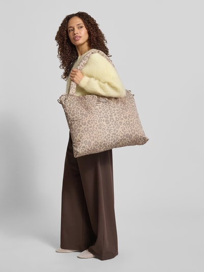 Frauenmodel trägt Handtasche im Allover-Look Modell 'Puffy Diaper Bag' von STUDIO NOOS mit Label-Detail, Hauptfach mit Reißverschluss, Tragehenkel und Schulterriemen, beige-braunes Leopardenmuster, Maße ca. 57 cm Breite, 42 cm Länge, 9 cm Tiefe, Länge Schulterriemen 74 cm, Ganzkörperansicht Rückansicht.