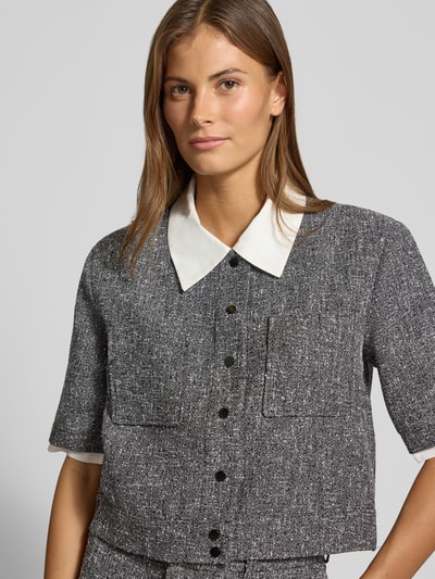 Vrouwenmodel draagt Cropped blouse met borstzakken Model 'LINO' van SUNCOO PARIS, materiaalmix met viscose, overhemdkraag, knoopsluiting, nahaufnahme bovenlichaam. Ruglengte maat S: 49 cm, mouwlengte: 28 cm.