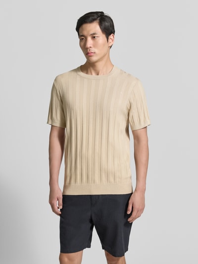Mannenmodel draagt gebreid shirt uit viscosemix met riblook en ronde hals, regular fit van Lindbergh, ruglengte maat M 69 cm, mouwlengte 24 cm, heren, voorkant volledige lichaamsopname