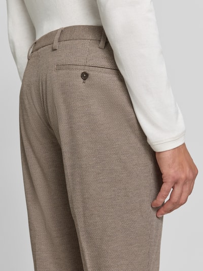 Männermodel trägt Fein strukturierte Hose mit Gesäßtaschen Modell 'Rick' von Pierre Cardin in Beige, Material-Mix, Nahaufnahme Rückansicht