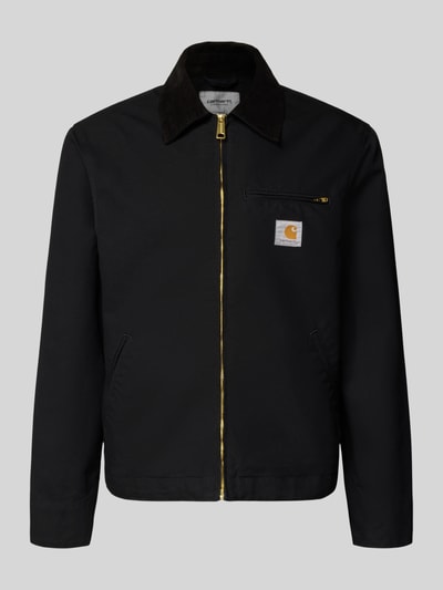 Produktfoto, Jacke mit Label-Detail Modell 'Detroit' von Carhartt Work In Progress in Schwarz, Reine Baumwolle, Regular-Fit, Umlegekragen, Reißverschluss, Label-Detail, Rückenlänge 65 cm, Schulterbreite 47 cm, Brustweite 56 cm, Ärmellänge 64 cm