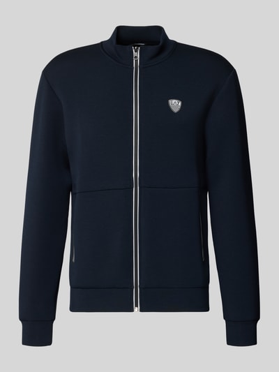 Produktfoto, Sweatjacke mit Reißverschluss von EA7 Emporio Armani in Dunkelblau, Regular-Fit, Gerippte-Abschlüsse, Stehkragen, Label-Detail, Eingrifftaschen, Rückenlänge 70 cm, Ärmellänge 66 cm