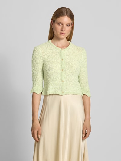 Frauenmodel trägt Strickjacke aus Lanawolle-Mix mit 3/4-Arm von Christian Berg Woman in hellem Grün, Struktur mit Knopfleiste, Slim-Fit, Rundhalsausschnitt, zeigt Damen Strickjacke mit Stretch-Anteil, Nahaufnahme Oberkörper.