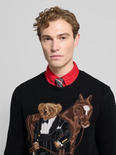 Männermodel trägt Strickpullover aus Wolle mit Motiv von Polo Ralph Lauren, Regular-Fit, Rundhalsausschnitt, Nahaufnahme Oberkörper.