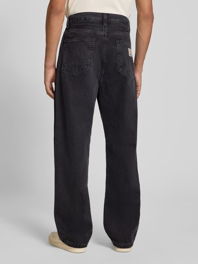Männermodel trägt zwarte straight fit jeans van katoenmix, 5-pocketmodel, Model 'LANDON' van Carhartt Work In Progress, Ganzkörperansicht Rückansicht. Bandwijdte maat 32: 43 cm, Binnenbeenlengte maat 32: 78 cm.