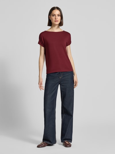 Frauenmodel trägt Relaxed Fit T-Shirt aus Viskose-Mix von s.Oliver RED LABEL in Optik: Unifarben, Passform: Relaxed-Fit, mit Rundhals-Ausschnitt, Kurzarm, Materialverarbeitung: Jersey, Ganzkörperansicht von vorne.