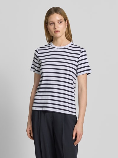 Vrouwenmodel draagt T-shirt im Allover-Look mit Rundhalsausschnitt van comma, mix van katoen en elastaan, regular fit, all-over look, ronde hals, ruglengte bij maat 36: 57 cm, Ganzkörperansicht van voren.