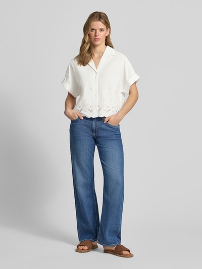 Frauenmodel trägt Relaxed Fit Bluse aus reiner Baumwolle mit Spitzen-Details von Marc O'Polo Denim, Optik: Unifarben, Ganzkörperansicht von vorne