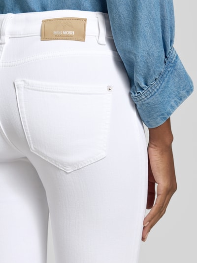 Frauenmodel trägt weiße Jeans aus Viskose-Mix Modell 'Ashley' von MOS MOSH, Slim-Fit, Eingrifftaschen, Ganzkörperansicht Rückansicht. Damen Jeans, Lyocell-Anteil, Bundweite 48 cm, Innenbeinlänge 73 cm, Konfektionsgrößen.