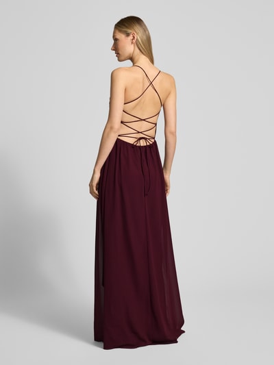 Modelka kobieca nosi Regular Fit Abendkleid mit freiem Rücken von Laona w kolorze burgunda, fałdowana tkanina, rozkloszowana, długi, kryta podszewka, krój regular fit, odkryte plecy, wiązanie, ramiączka spaghetti, długość tyłu w rozmiarze 36: 136 cm, szerokość w rozmiarze 36: 25 cm. Widok całej sylwetki z tyłu.