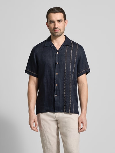 Männermodel trägt Casual Fit Leinenhemd mit Stitchings von PAUL SMITH in Dunkelblau, Reines Leinen, Reverskragen, Ganzkörperansicht von vorne. Rückenlänge bei Größe M 75 cm, Schulterbreite 45 cm, Ärmellänge 25 cm.