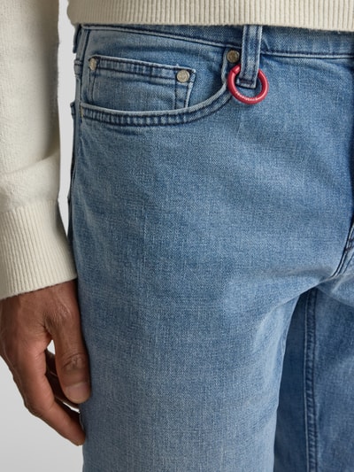 Männermodel draagt Straight Fit Jeans met logo-detail model 'Mitch' van JOOP! Jeans, elastische katoenmix, close-up bovenbeen.