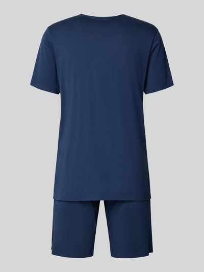 Männermodel trägt Schiesser Pyjama mit Logo aus Baumwoll-Micromodal-Mix in Regular-Fit, Dunkelblau, Ganzkörperansicht Rückansicht.