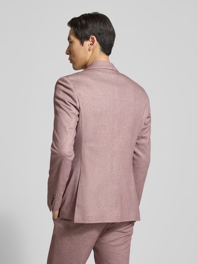 Männermodel trägt Anzughose mit Eingrifftaschen Modell 'Nick' von Zuitable in Rosa, Material-Mix mit Lyocell-Anteil, Slim-Fit, Ganzkörperansicht Rückansicht.