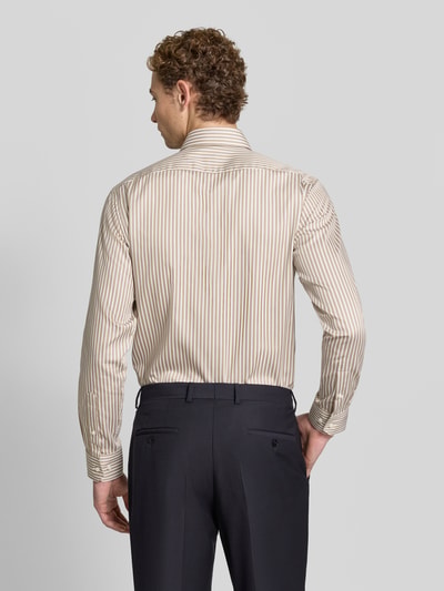 Männermodel trägt Regular Fit Businesshemd aus reiner Baumwolle Modell 'H-Joe-kent' von BOSS in Beige mit Streifenmuster, Ganzkörperansicht Rückansicht, Herren Businesshemd von BOSS.
