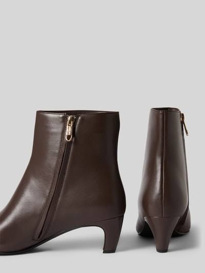 Produktfoto, botki z zamkiem błyskawicznym Stiefeletten mit Reißverschluss von Marc Cain Bags & Shoes, prosty krój, obcas szpilka, gładka podeszwa, wysokość obcasa w rozmiarze 40: 5 cm, wysokość cholewki w rozmiarze 40: 15 cm, szerokość cholewki w rozmiarze 40: 12 cm