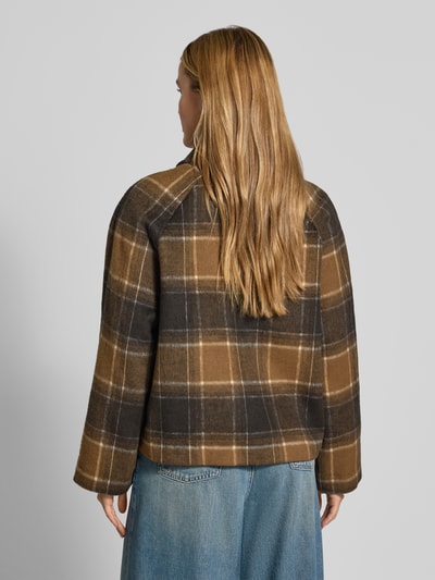 Frauenmodel trägt Regular Fit Jacke mit Woll-Anteil von Christian Berg Woman Selection, kariertes Muster in Braun- und Beigetönen, Material-Mix, Rückenansicht, Kontext: Damen Jacke, Umlegekragen, Knopfleiste, aufgesetzte Taschen, Rückenlänge 60 cm, Schulterbreite 44 cm, Brustweite 56 cm, Ärmellänge 61 cm, KI-modifiziertes Bild