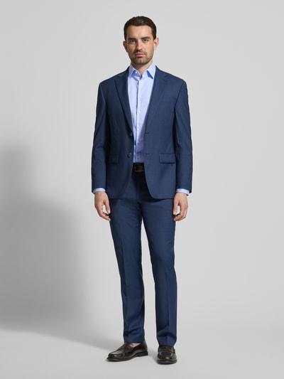 Männermodel trägt Slim Fit Business-Hemd mit Strukturmuster und Kentkragen von Jake*s in Hellblau aus reiner Baumwolle, Ganzkörperansicht von vorne. Rückenlänge 70 cm, Schulterbreite 45 cm, Ärmellänge 68 cm, Größenangabe 39/40.