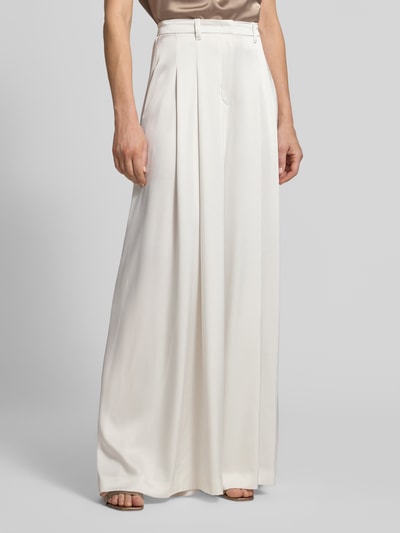 Frauenmodel trägt Stoffhose mit Biesen und Eingrifftaschen von Marc Cain, Baumwoll-Mix, Wide Fit, hell, Nahaufnahme Unterkörper.