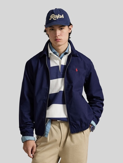 Męski model nosi Regular Fit Blouson aus reiner Baumwolle von Polo Ralph Lauren, efekt: jednolity kolor, krój regular fit, wykładany kołnierz, zapięcie: zamek błyskawiczny, detal z logo, długi rękaw, elastyczne zakończenia, wpuszczane kieszenie, bawełna, Ganzkörperansicht von vorne.